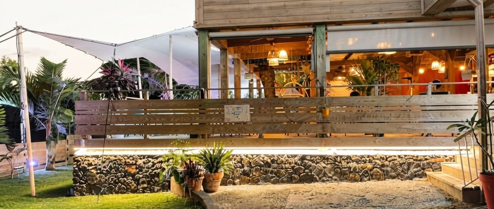 La terrasse d'un restaurant, ses tables dressées qui attendent le service.