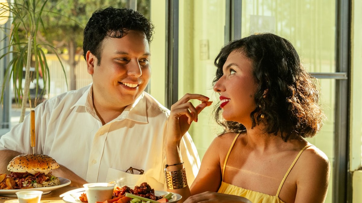 Deux clients souriants en fin de repas au restaurant