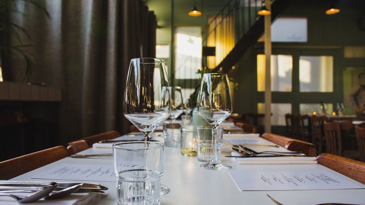 Une table dressée que personne n'est venu occuper