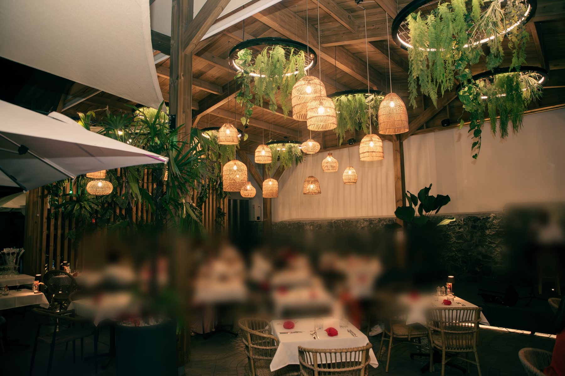 La salle d'Osmose Bistro un soir de Saint-Valentin, tables dressées avec des roses