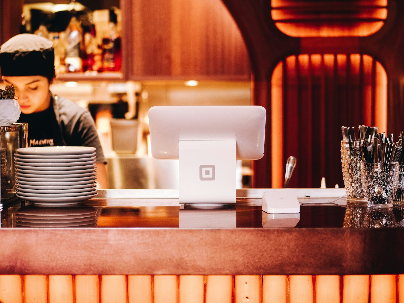 Accueil d'un restaurant au comptoir