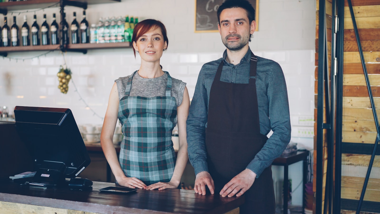 Deux restaurateurs derrière leur comptoir