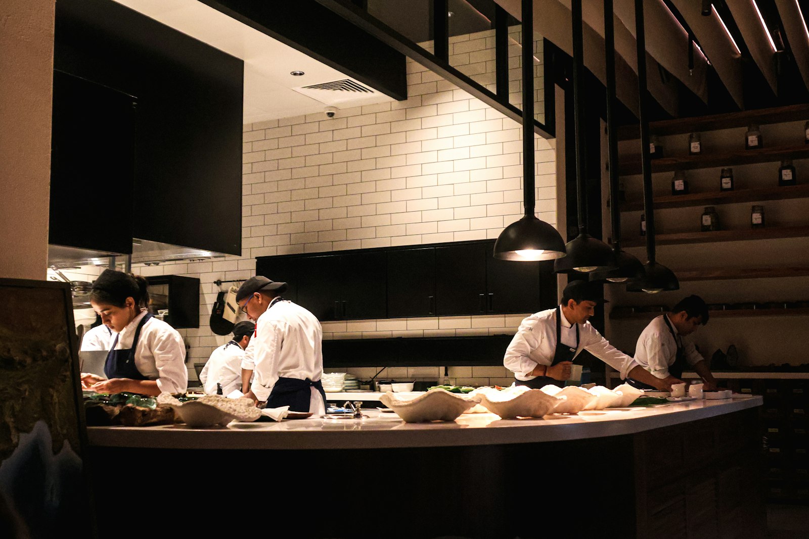 Une équipe de cuisine au travail pendant le service