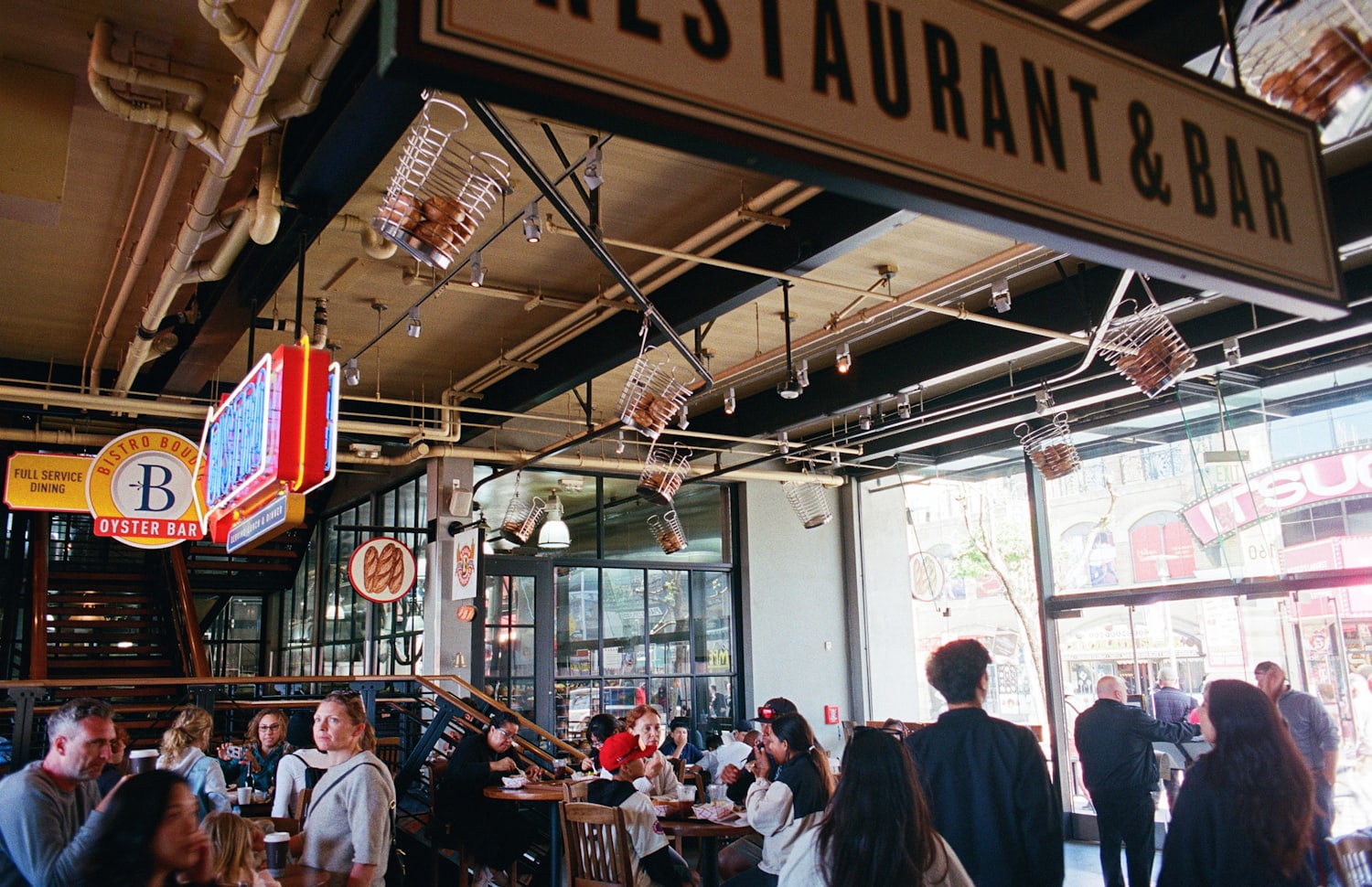 Une salle de restaurant animée au service