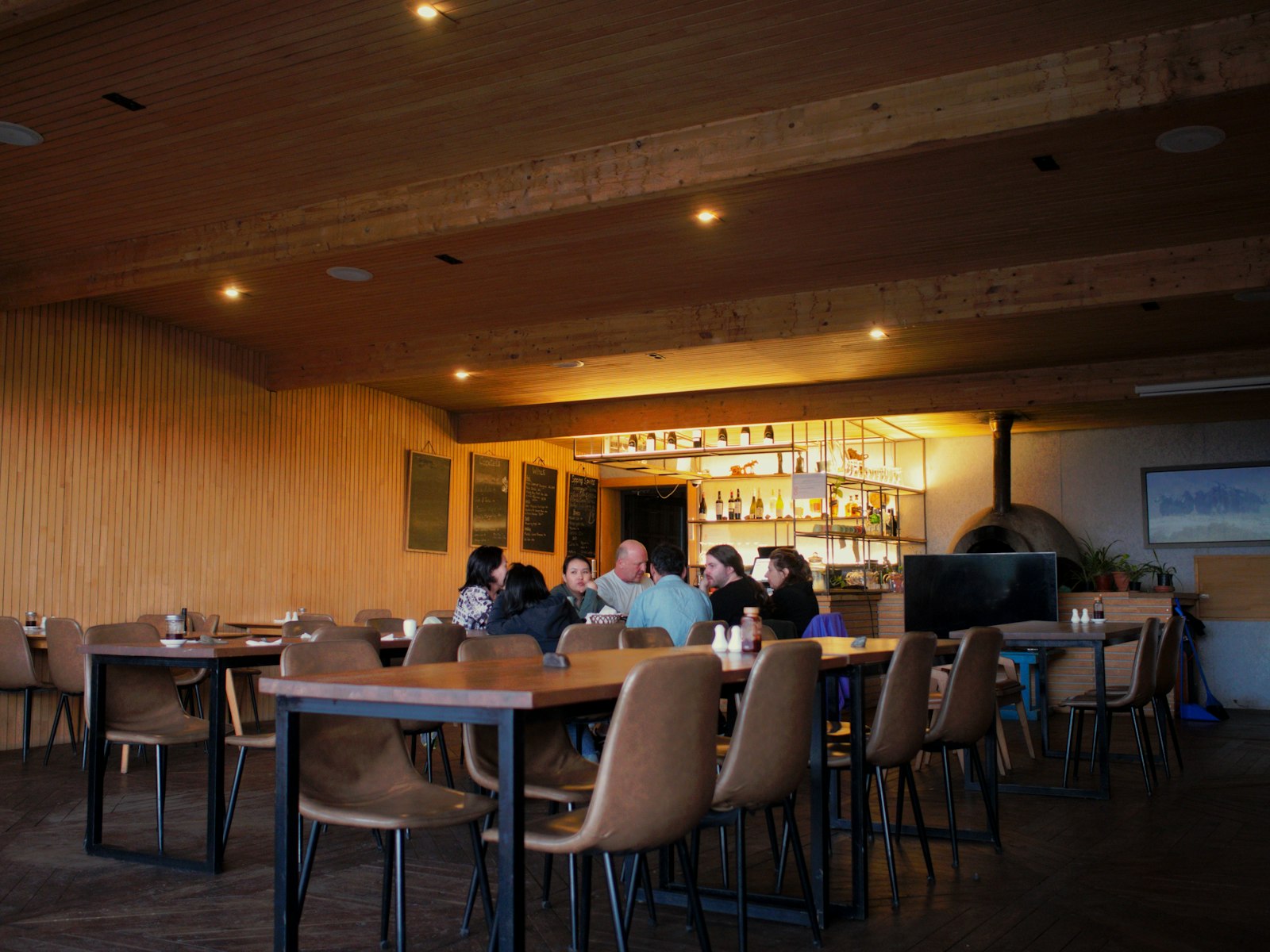 Une salle de restaurant remplie à midi