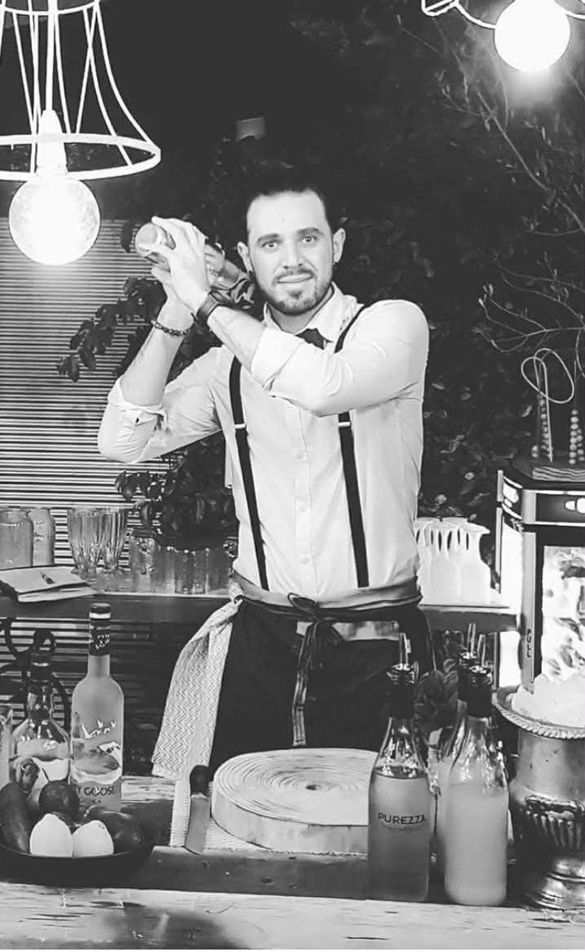 Pierre-Olivier Joseph derrière un bar, shaker en main